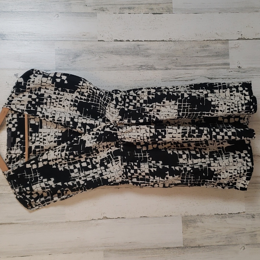 Forever 21 black and cream faux wrap top,v elastic waist Size Large